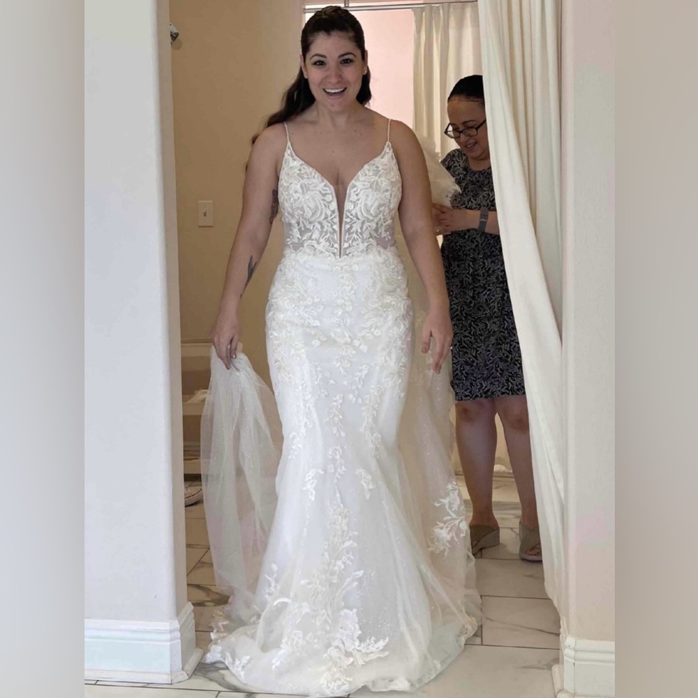 Elegant White Lace Mermaid Wedding Dress with Plunging V-Neck